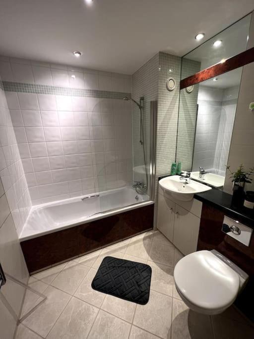 Entire Flat, 2 Bedroom & 2 Bathrooms In Birmingham Esterno foto